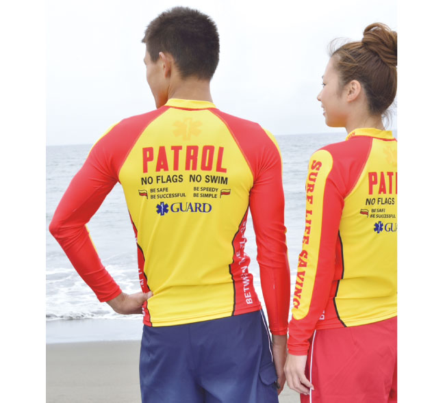 超撥水ラッシュガードを着用した男性と超撥水ラッシュガードを着用している女性が海を見て並んでいる