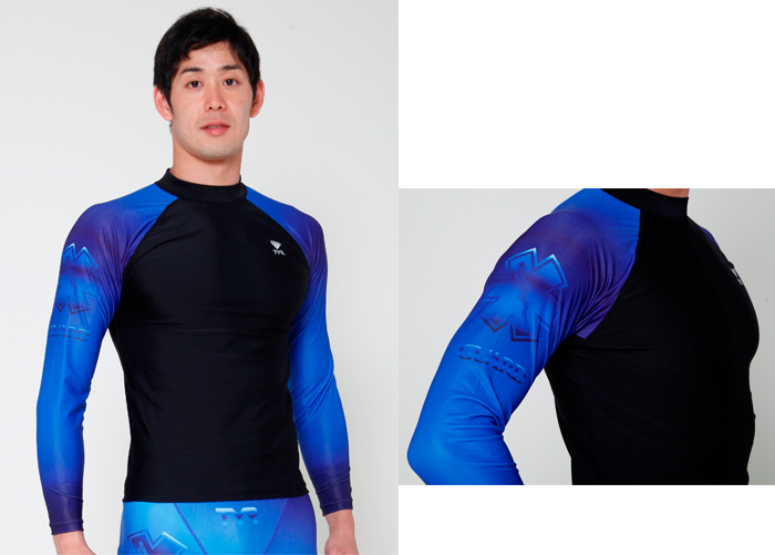 長袖ラッシュガードブルー着用イメージ腕を組んでいる男性
