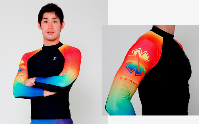 長袖ラッシュガードレインボー着用イメージ腕を組んでいる男性