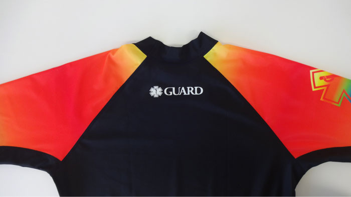 長袖ラッシュガードレインボーの後身首元のアップ、GUARDと施されている。