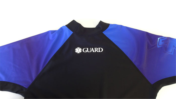 長袖ラッシュガードブルーの後身首元のアップ、GUARDと施されている。