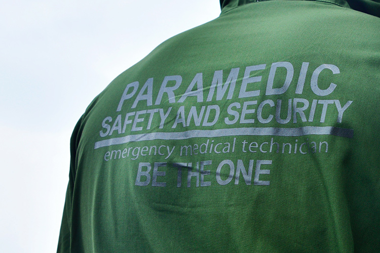 後ろ身「PARAMEDIC SAFETY AND SECURYTY」と施されている