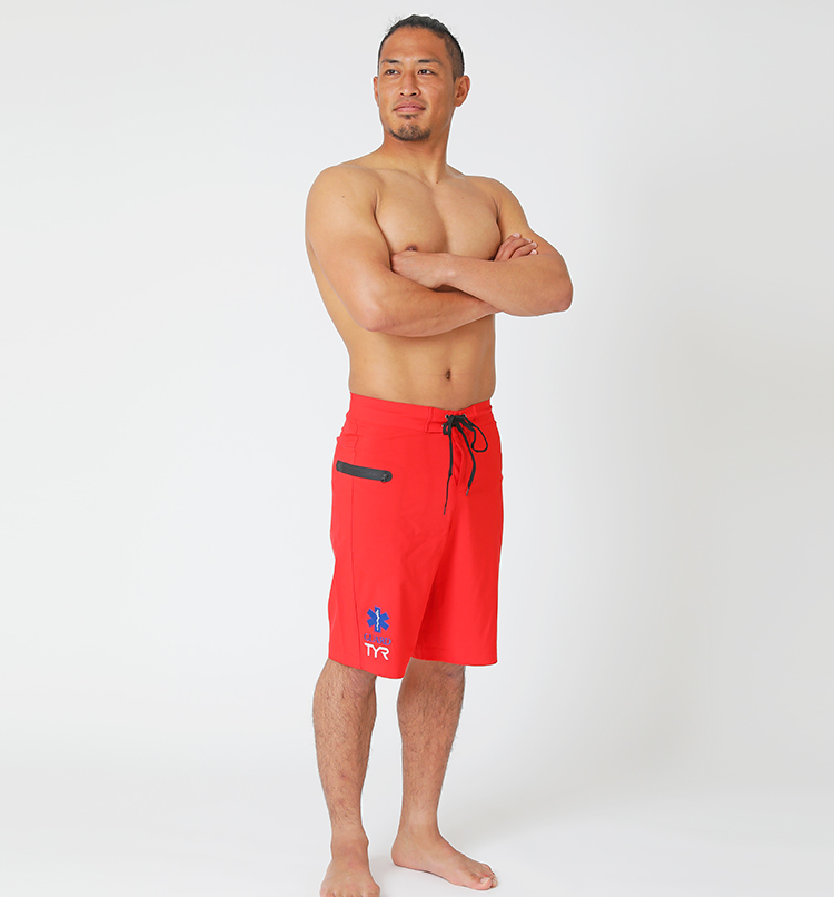 GUARD×TYR HYBRID TRUNKS ライフガード サーフパンツGUARD×TYR HYBRID TRUNKS ライフガード サーフパンツ着用イメージ男性が腕を組んでいる