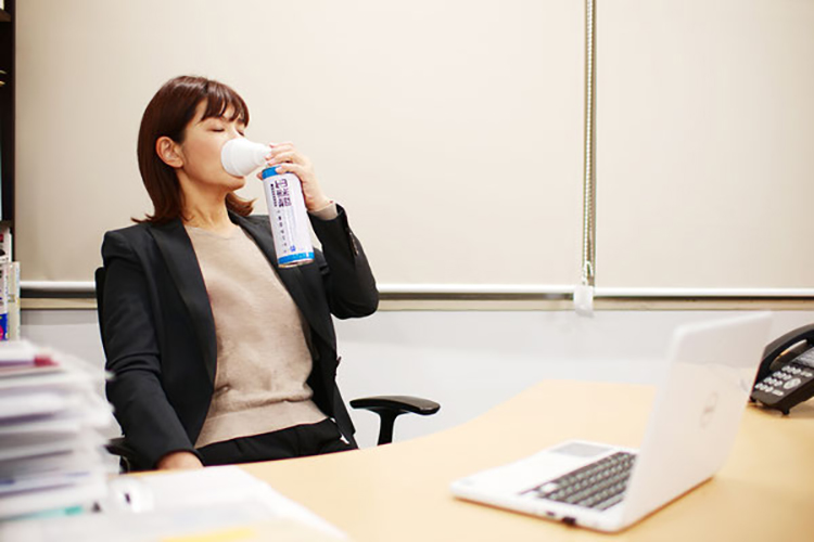 仕事中に酸素缶を使用している女性画像