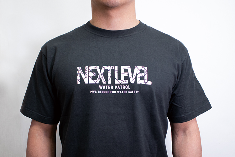 NEXTLEVEL 綿100%  Tシャツ　スモークブラック着用胸元プリントアップ