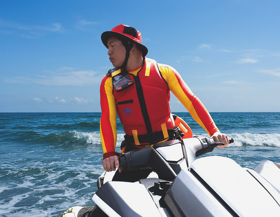 GUARD インパクトベスト　海での実用シーン