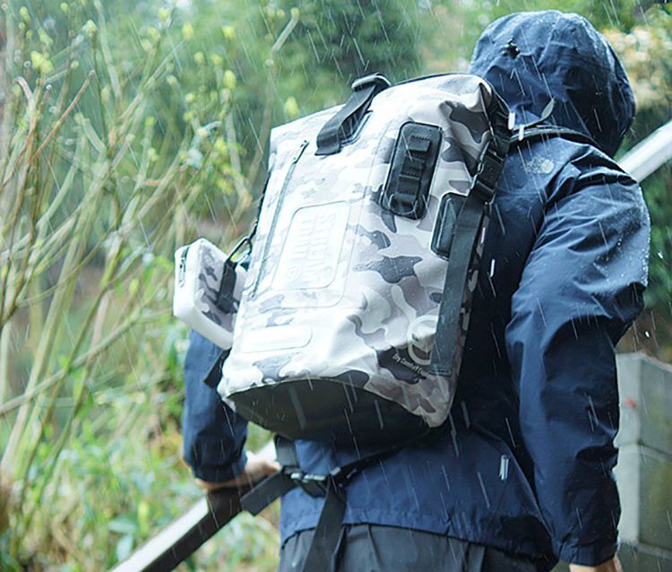 ドライタンク カモ 雨の中で使用するシーン